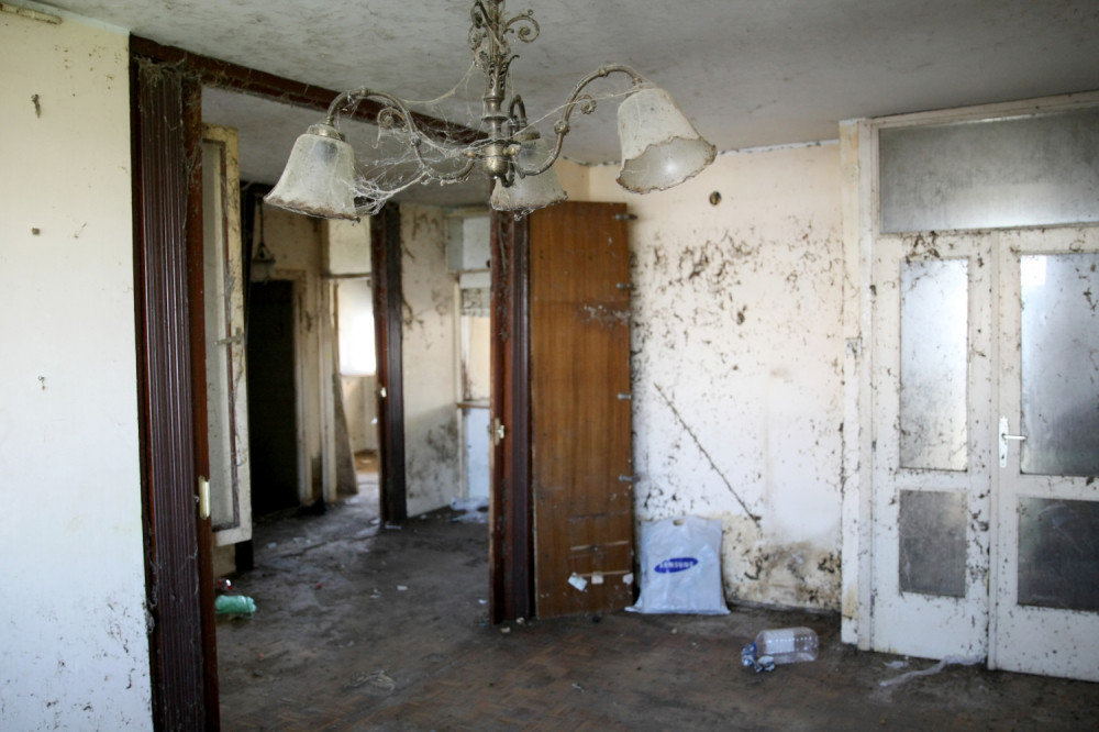 Bibliotekarka na terasi držala mrtve mačke! Komšije u šoku: "Nisam imao želudac da gledam taj užas" (FOTO)