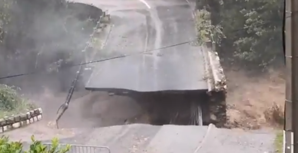 Vodena bujica prkosi da odnese ceo jug Francuske, voda "jede" mostove i nosi sve pred sobom! (VIDEO)