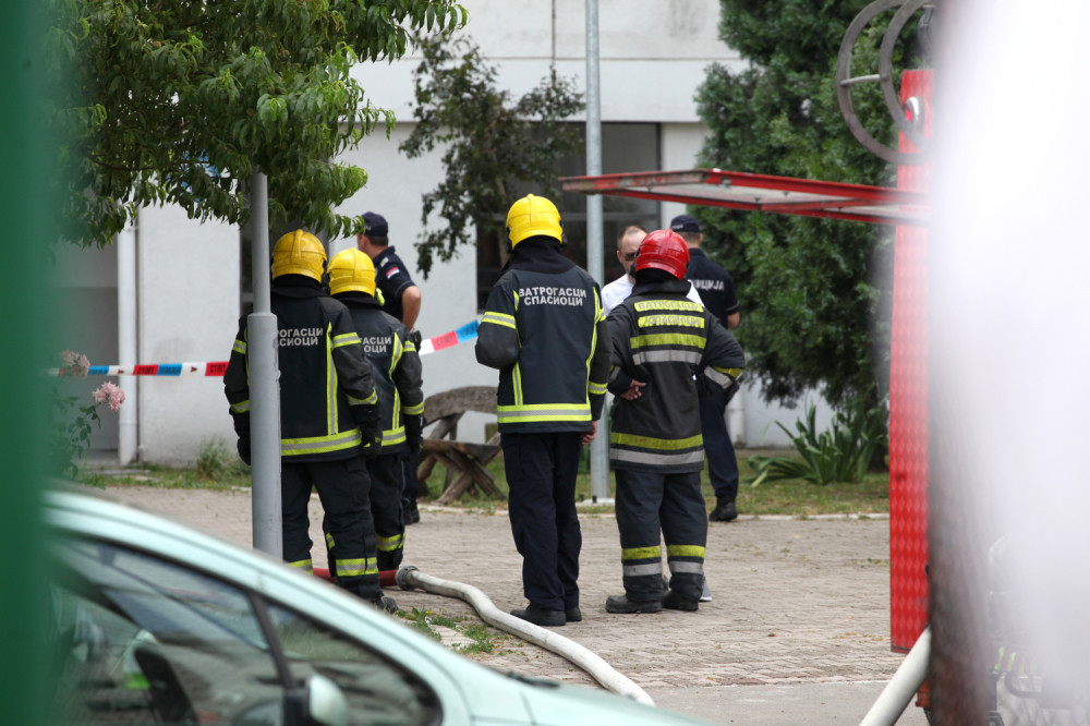 Vatrogasci razvalili vrata, ali mladiću nije bilo spasa