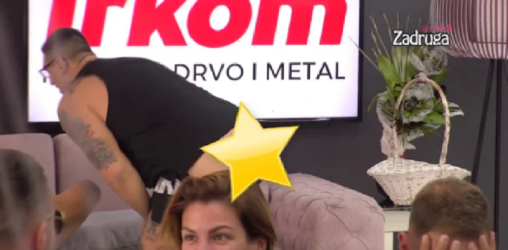 Kristijan skinuo donji veš usred emisije: Golubović raširio guzove, pa poručio: "Ovde vam je mesto..." (VIDEO)