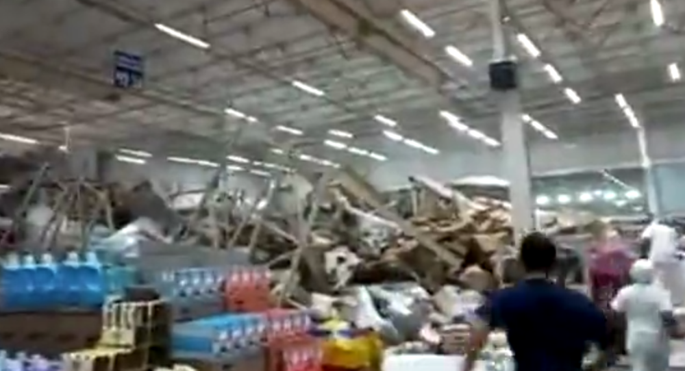 Ogromni rafovi u hipermarketu popadali na kupce! Počela opšta bežanija, jedna žena je preminula (VIDEO)