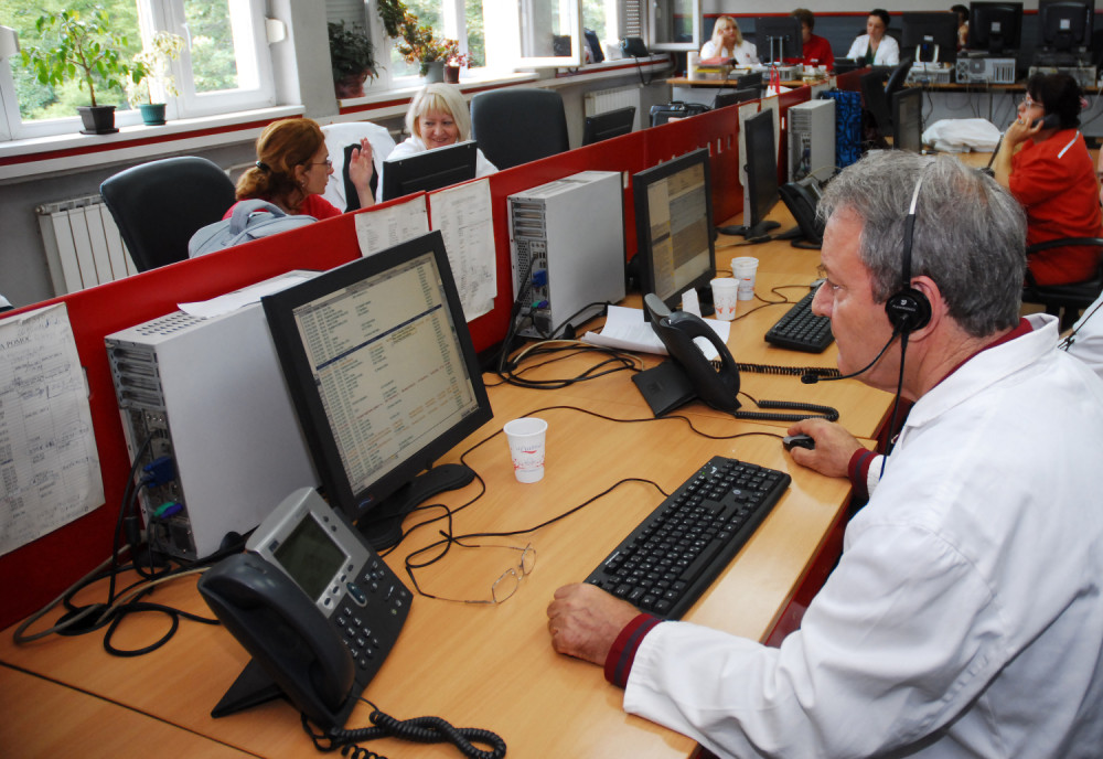 Pripadnik MUP-a izleteo kroz prozor Doma zdravlja u Železniku