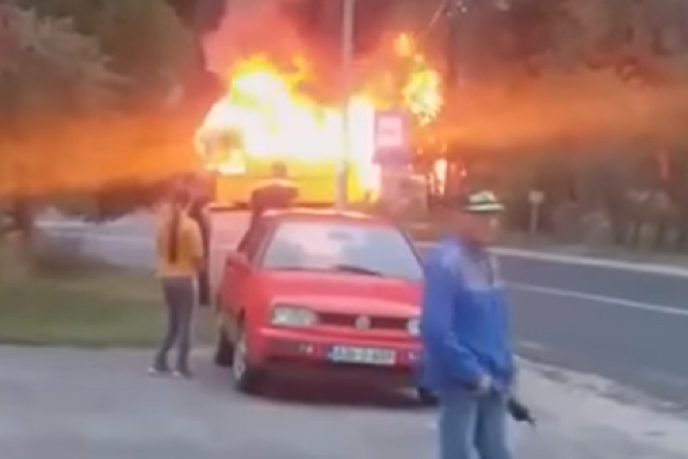 Kod Zvornika se zapalio autobus pun đaka! (VIDEO)