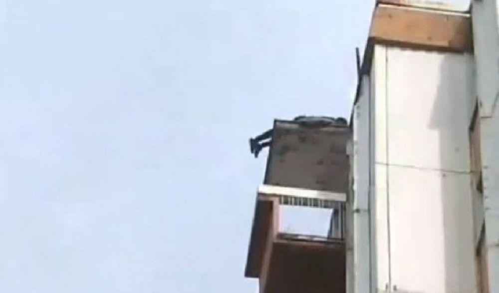 Pojavio se snimak pada muškarca sa 12. sprata, ležao je na stomaku, noge su mu visile u vazduhu, a onda se desio užas kakav Beograd ne pamti