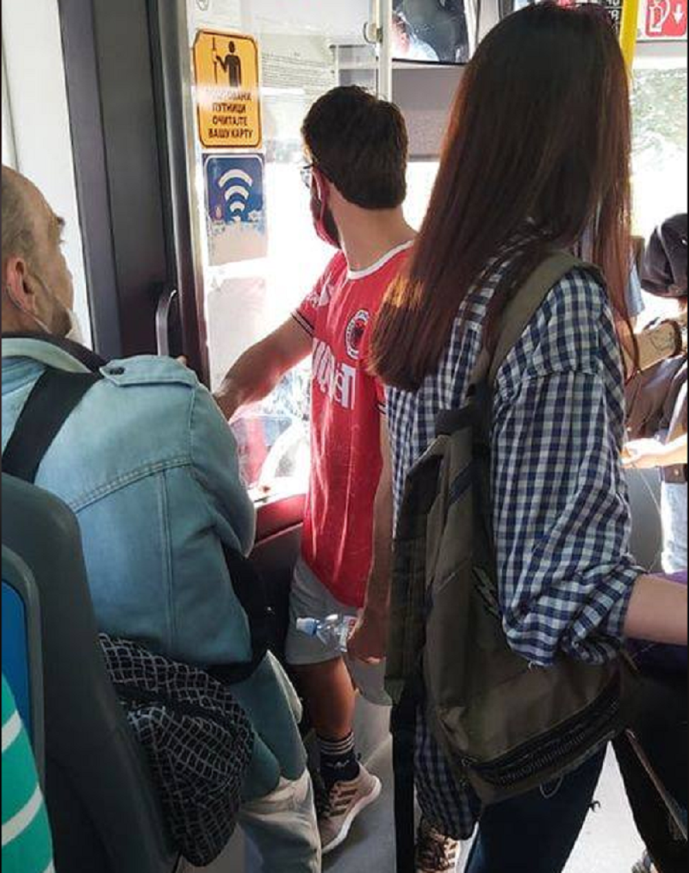 Ušao je u autobus u njihovom dresu, Beograđani su mislili da ih provocira (FOTO)
