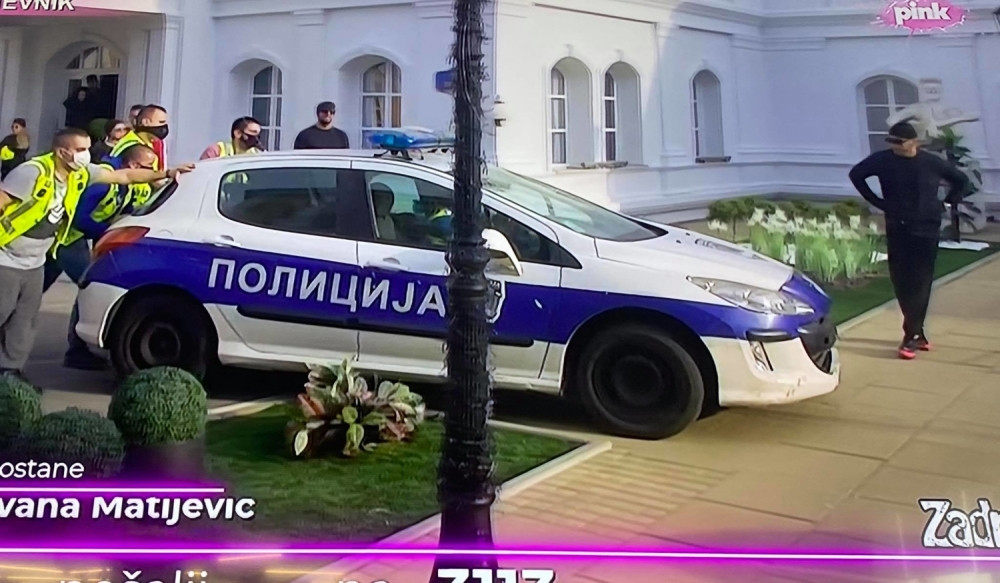 Policija u "Zadruzi": Vozilo pod rotacijama uletelo ispred Bele kuće u Šimanovcima (FOTO)