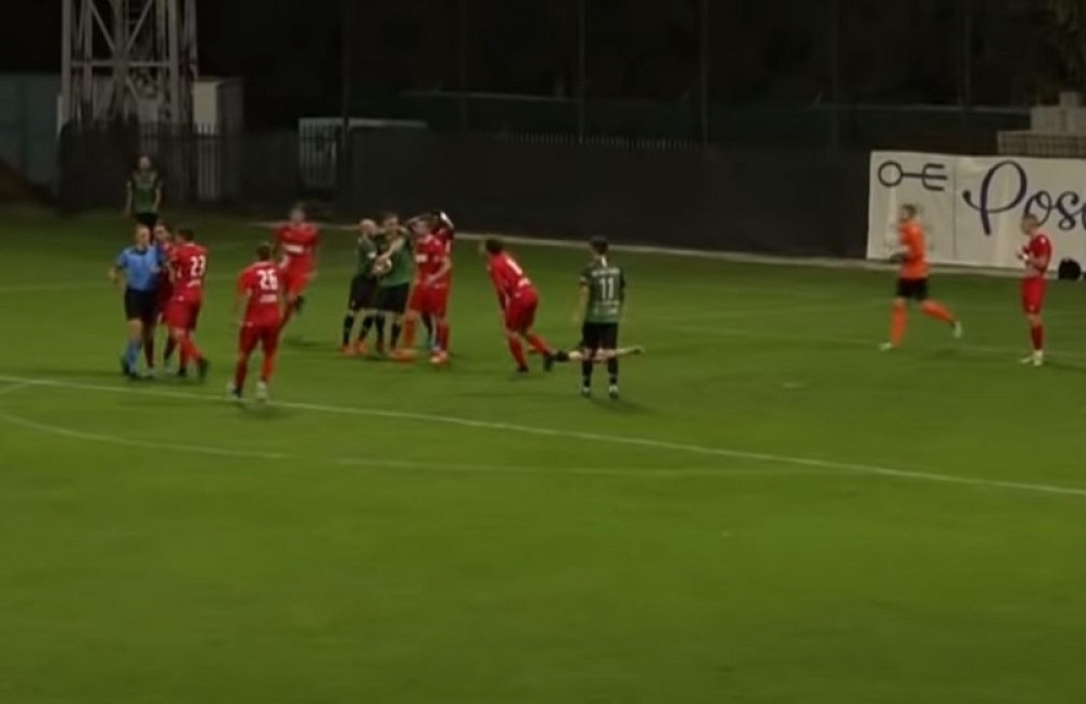 Kartoni kao konfete, penal u sudiskoj nadoknadi i malo fudbala! (VIDEO)