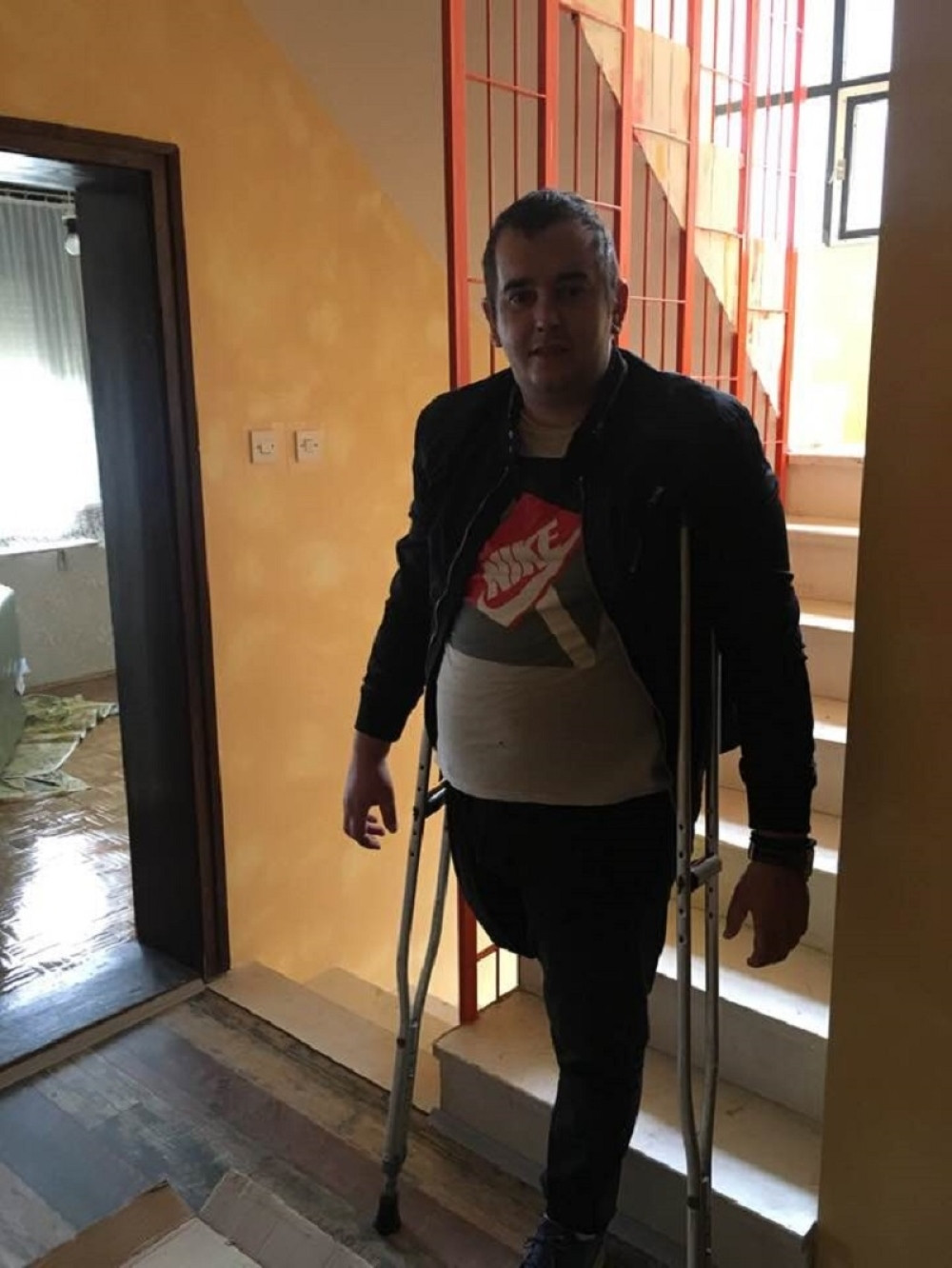 Infekcija od igle dovela je do gangrene, noga mu je pocrnela, a već u sledećem trenutku rekao je: "Šta ti je?! Neka je seku! Preživeću!“