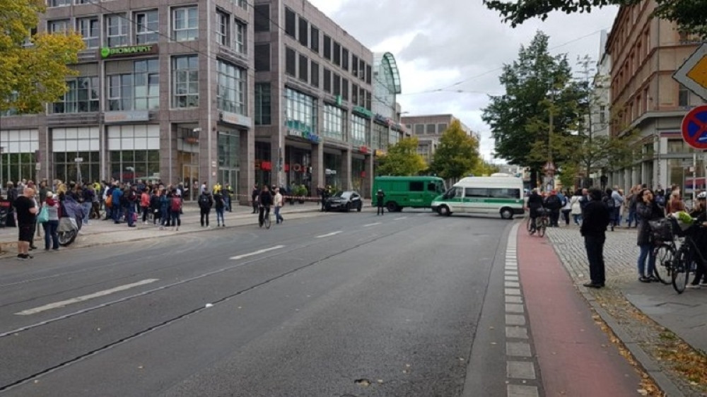 Naoružan uleteo u banku, drži taoce! Stigle velike policijske snage! (FOTO)