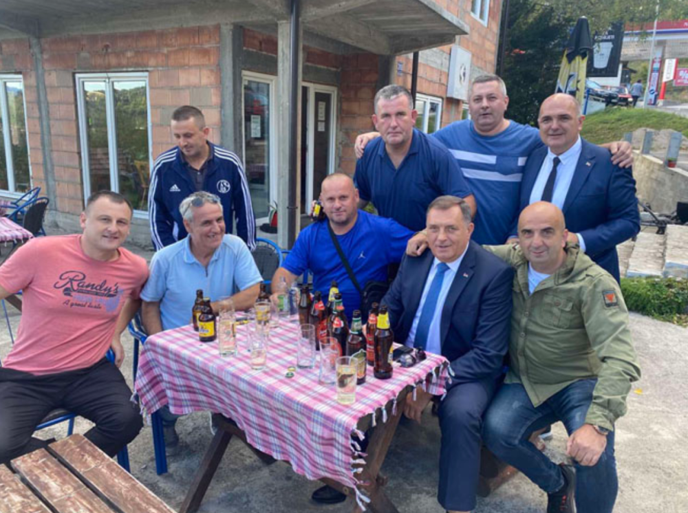 Mješalica utihnula, a Mile domaćinski seo za sto, pa nazdravio sa jaranima!