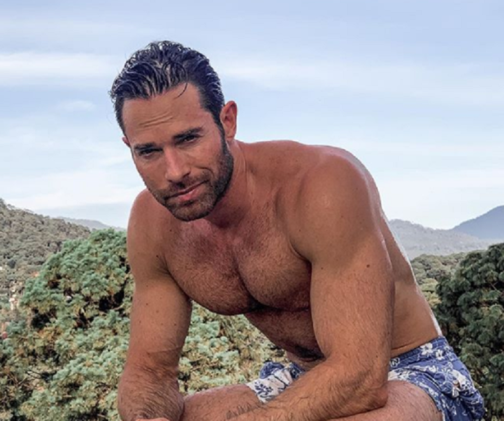 Pipkao glumca PO MEĐUNOŽJU: Pokušao da mu GURNE ruku u pantalone, hteli da se fizički obračunaju!