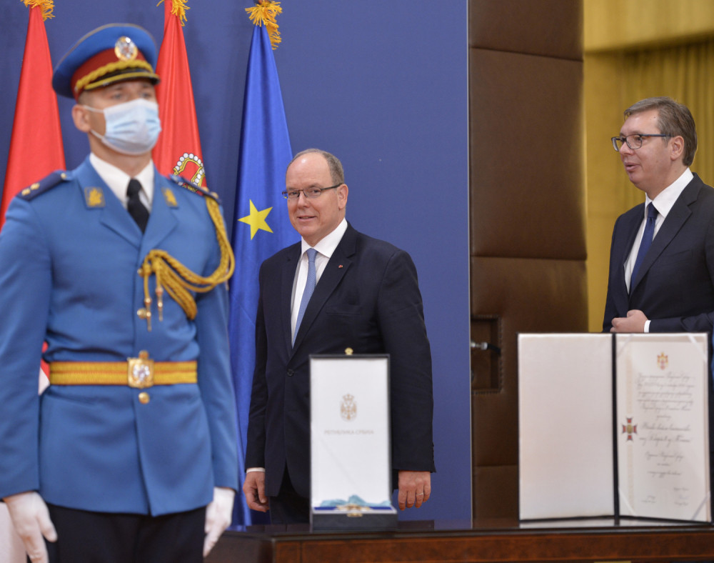 Vladar države od 2 kvadratna kilometra u kojoj je koncentrisana svetska aristokratija i ogromna finansijska moć