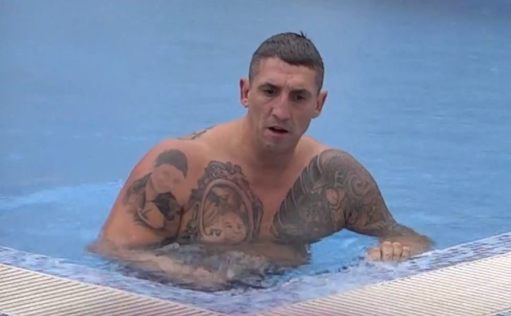 Nakon tuče u "Zadruzi" koju je ispratila cela Srbija, Kristijan završio u bazenu! (FOTO)