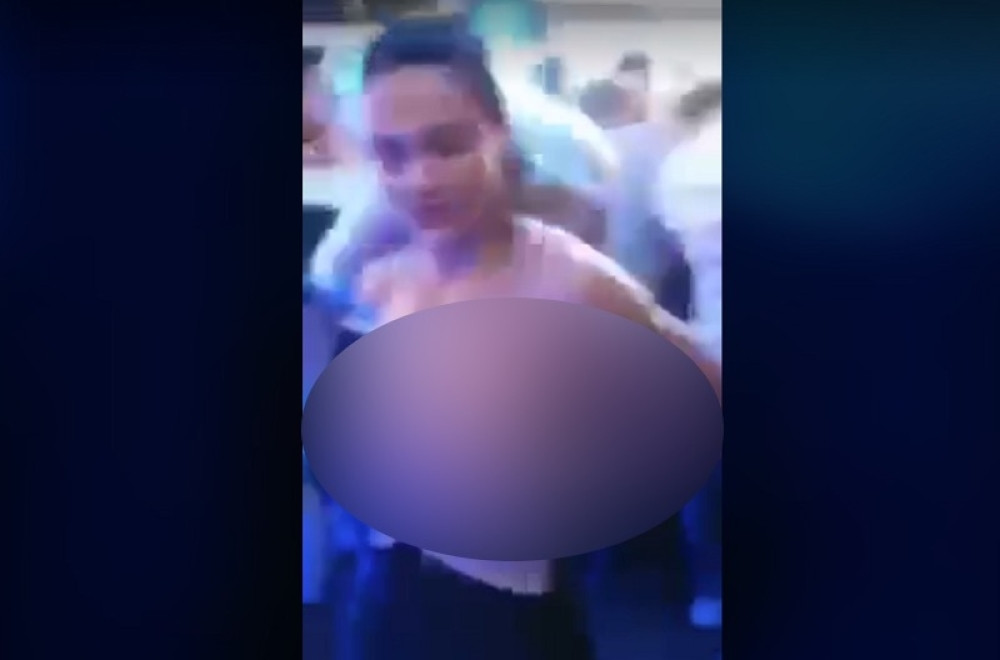 Prvo je gola kupovala lubenicu na putu, a sada je uradila još bezobrazniju stvar (VIDEO 18+)