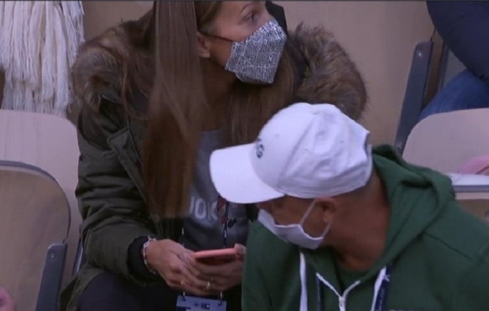 Jelena Đoković zauzela je mesto na tribinama pored terena Filip Šatrije a da li znate šta je to obukla? (FOTO)