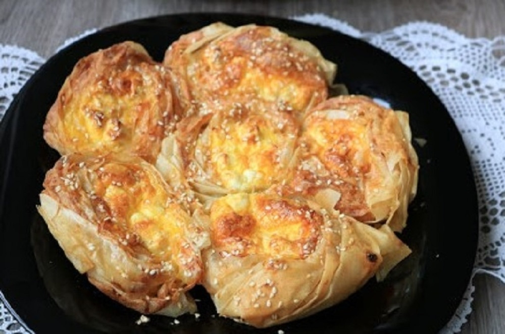 Hrskava gibanica u obliku ruže prepuna fila! Nema ko je neće obožavati