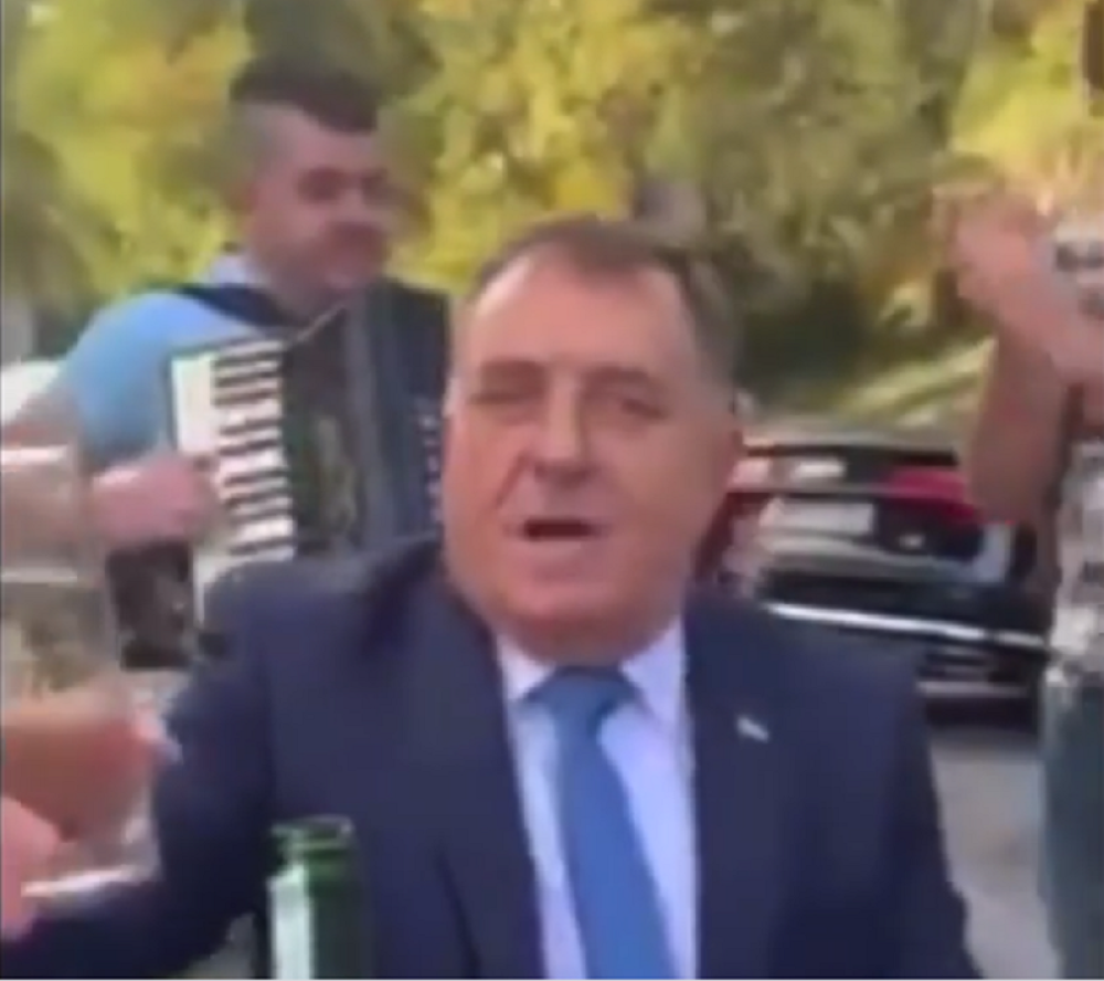 Dodik seo sa meštanima u lokalnoj kafani, ubrzo je stiglo pečenje i muzika, a onda je Mile nazdravio, pa opsovao (VIDEO)