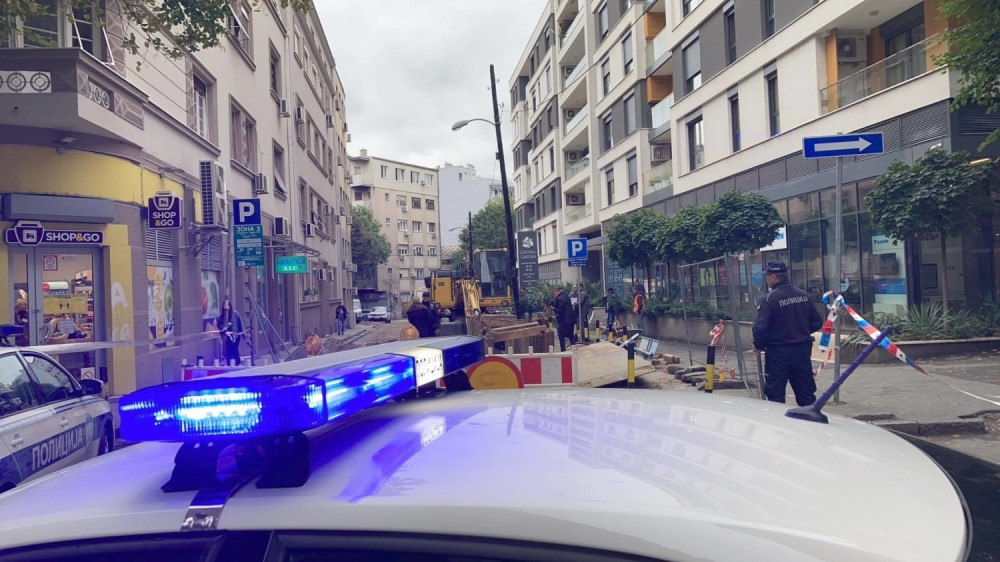 Radnika poslodavac poslao u rupu, a bager na njega izručio zemlju, očajnički su kopali da mu sačuvaju život, ali spasa nije bilo... (FOTO/VIDEO)