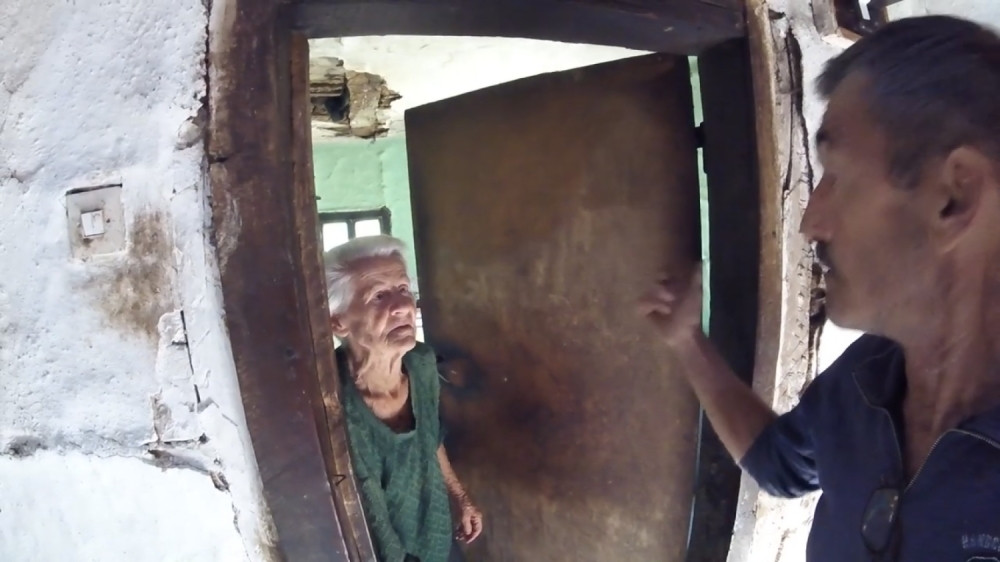 Baka Božana živi u nehumanim uslovima, ne zna se kako će dočekati zimu: Nema ni šporet, ni krevet, a trošna kuća od blata preti da se sruši (FOTO/VIDEO)