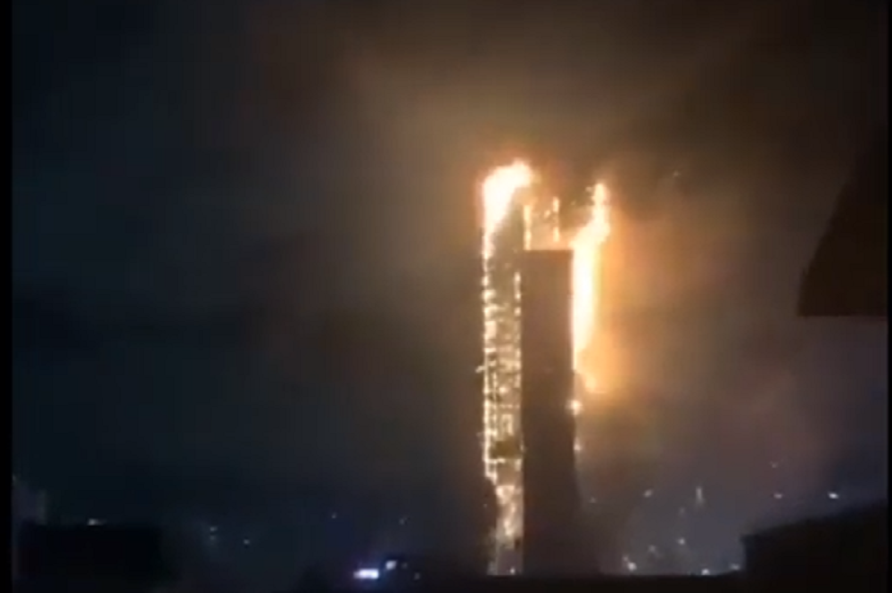 Zgrada bukti u plamenu, požar izbio na 12. spratu! (VIDEO)