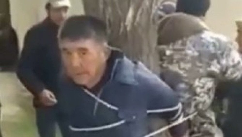 Seljaci vezali za drvo predsednika opštine i policajca! (VIDEO)