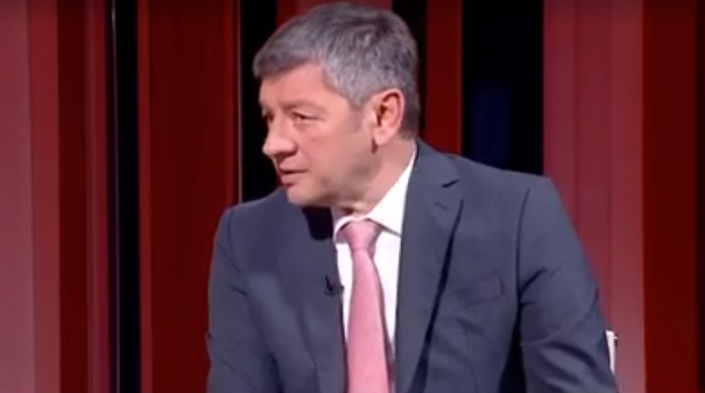 Evo kako se Jugoslav Ćosić ponaša prema gostima, a kako prema gazdi! (VIDEO)