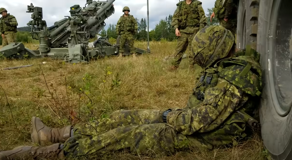 Vojnik je zaspao na vežbi, a onda su kolege rešile da mu održe lekciju. Pored njega su parkirali haubicu! (VIDEO)