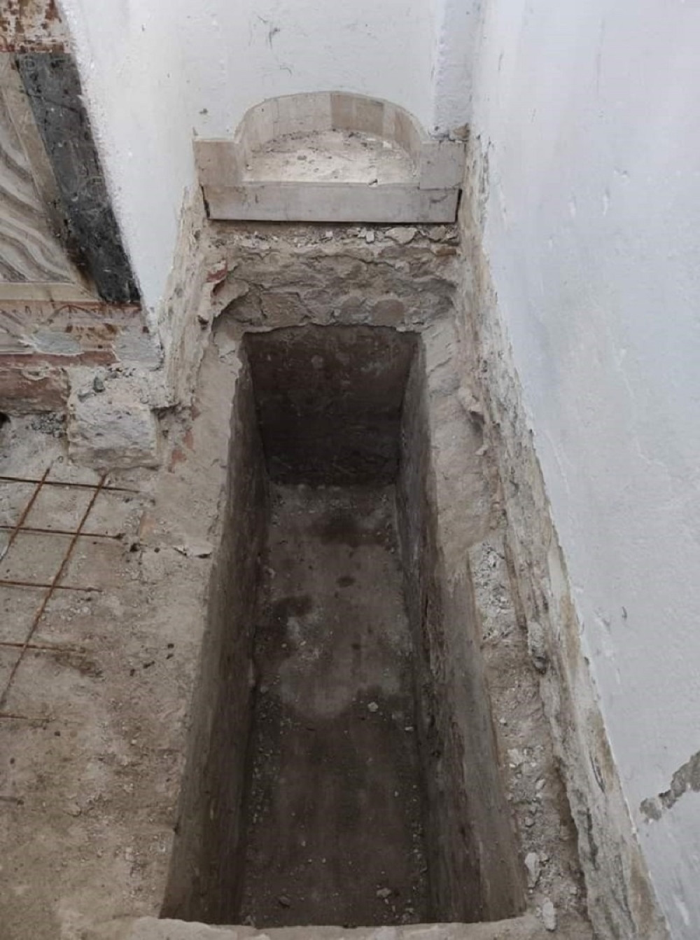 Verovalo se da su je monasi zatrpali, ali je iznenada pronađena, vernici zanemeli pred otkrićem