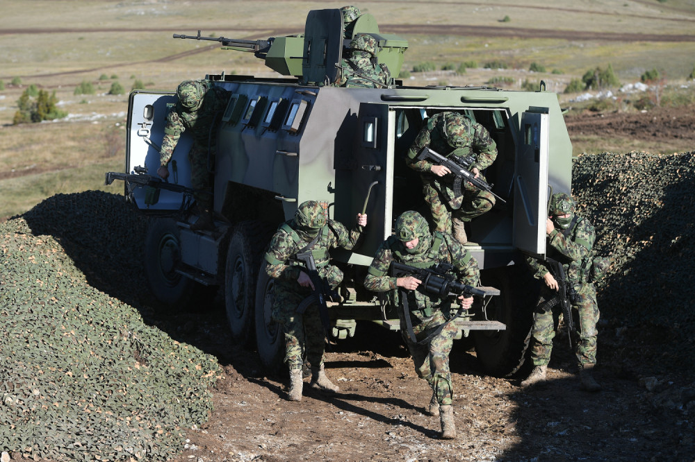 "Neka idu u vojsku, a ne da se farbaju u plavo, čupaju obrve, depiliraju i nose uske farmerke"