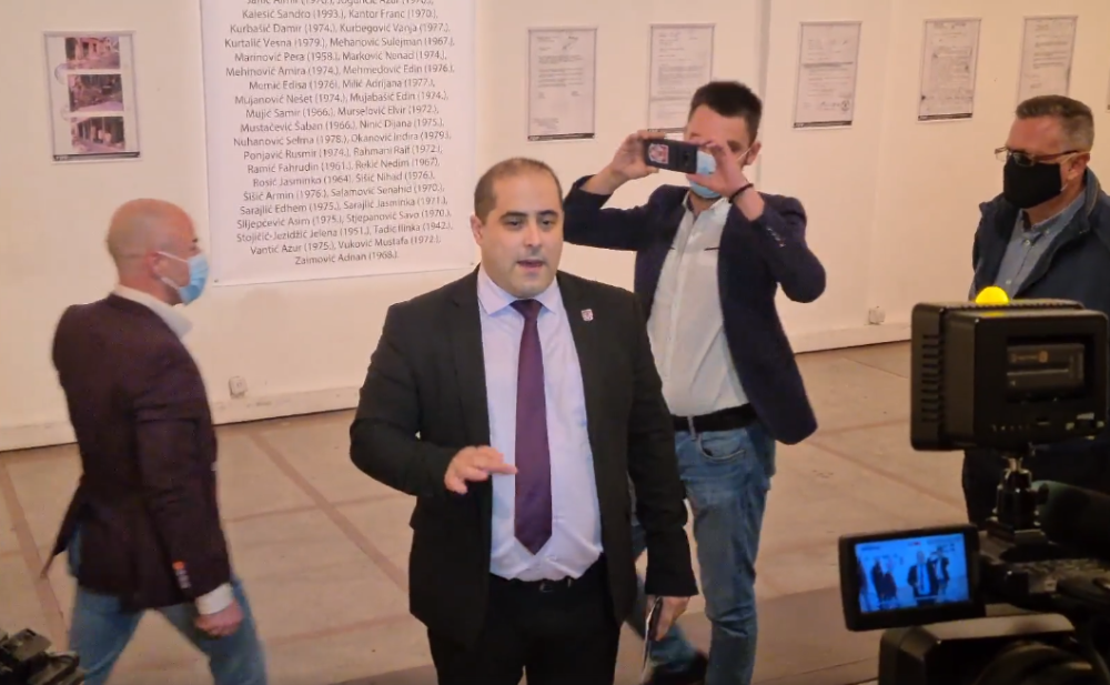 Miša Vacić uleteo u Centar za kulturnu dekontaminaciju i dekontaminirao ih istinom, svi skočili da mu otimaju mikrofon