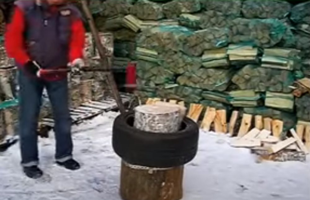 Pogledajte neverovatnu sekiru koja cepa drva skoro sama! (VIDEO)