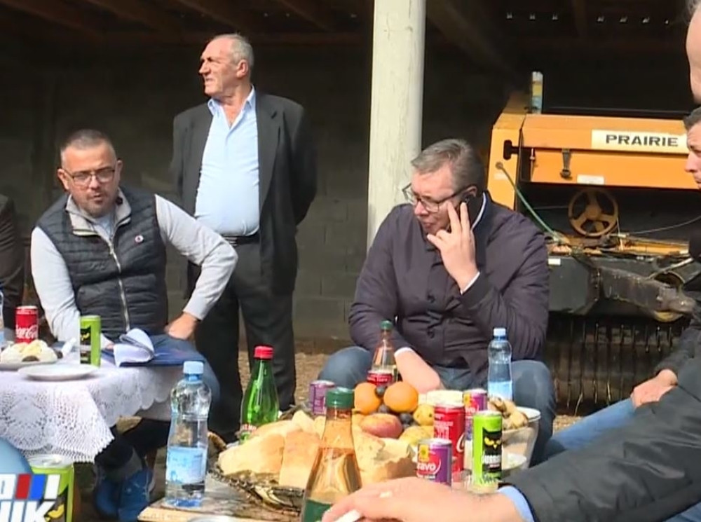 Predsedniku Vučiću usred prenosa uživo dodali telefon, važan poziv prekinuo razgovor sa meštanima, a onda im je saopštio vest koja je stigla