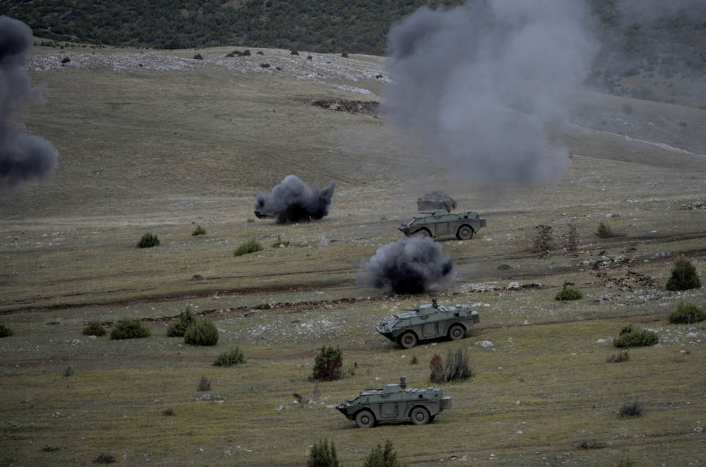 "Zabranjuje se kretanje, zadržavanje i boravak ljudi, stoke, motornih vozila i stočnih zaprega u označenom prostoru"