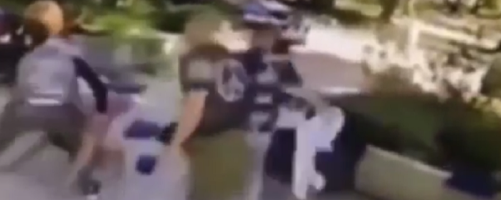 Jeziv snimak napada na glumca Vuka Jovanovića: Udarao ga KRVNIČKI po glavi i licu! (VIDEO)