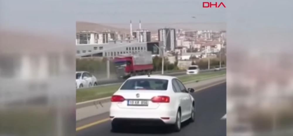 Ludi kamiondžija za dalku izbegao smrt - nakon toga plakao poput deteta: Hvala Bogu što sam zaustavio vozilo! (VIDEO)