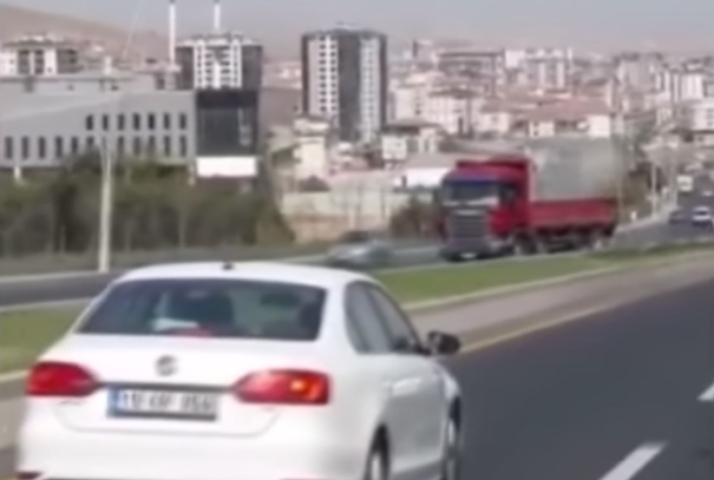 Snimak od koga ćete se zalediti! Kamiondžija za dlaku izbegao smrt, vozio je 2 kilometara unazad (VIDEO)