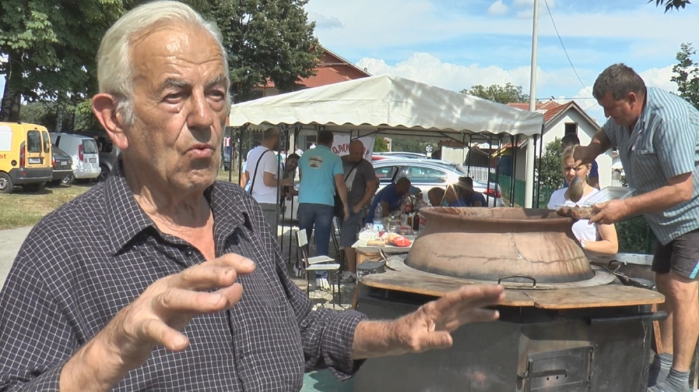 Milun iz Mrčajevaca napravio najveći lonac za kuvanje kupusa na svetu: Iz njega može da se nahrani preko hiljadu ljudi bez problema (FOTO)