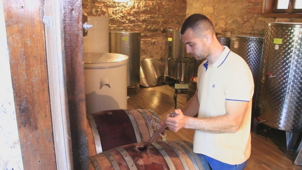 Nemanja iz Lipovca nastavlja dugu porodičnu tradiciju, na njega su ponosni svi meštani, a on ima odličan savet za sve mlade preduzetnike (FOTO)