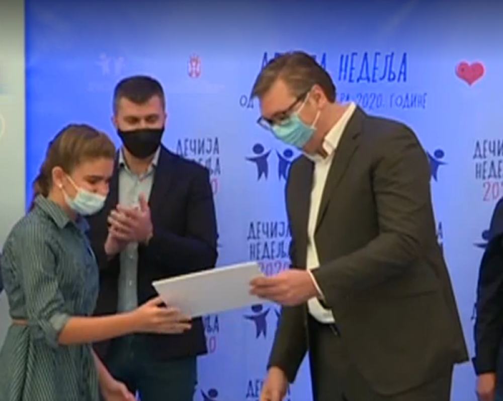 Patricija kaže: Ja volim svoju majku, a Srbija je majka svih nas; Vučić: Iskreno, ne bih umeo da napišem to u ovim godinama