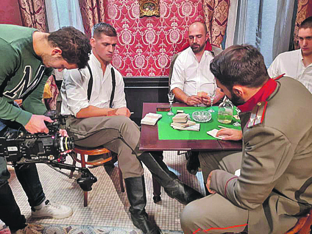 Nesvakidašnje izdanje Nenada Pagonisa, žene očarane, detalj na stolu im je posebno privukao pažnju