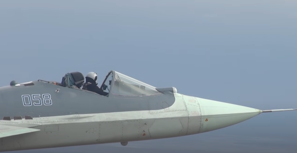 Ruski pilot snimljen kako leti bez zaštite iznad glave