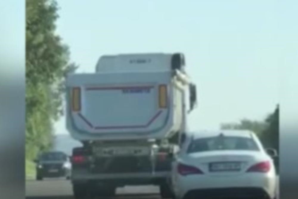 Kamiondžija pretiče u duploj punoj, dok mu u susret ide automobil