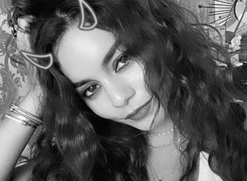 Poznata glumica pozirala na groblju u crnoj haljini: Poruka koju je ostavila je toliko bizarna, da je razbesnela sve fanove! (FOTO)