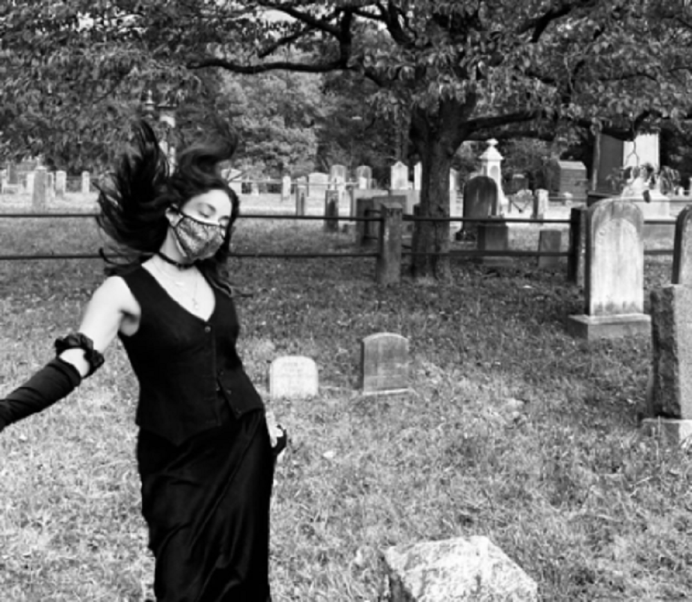 Poznata glumica uhvaćena na GROBLJU: Prizorom šokirala mnoge! (FOTO)