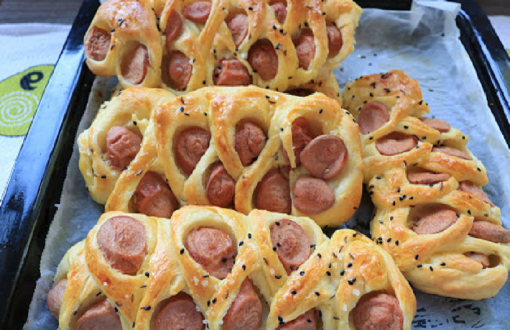 Za brz doručak: Fino pecivo sa viršlama i puterom! (VIDEO)