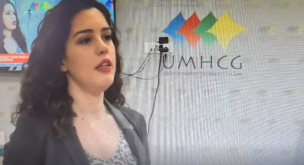 Počela je da govori ispred kamera, pričala je i pričala, onda je počelo da je zanosi unazad i ubrzo je nestala iz kadra... (VIDEO)