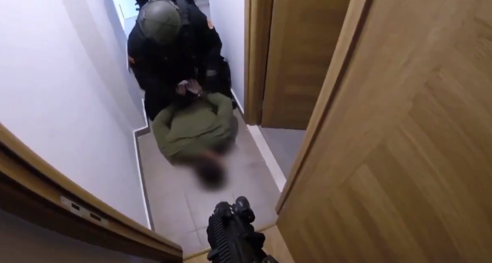 Ekskluzivni snimak filmskog hapšenja: Maskirani policajci upali u stan, a nasilnik iz Novog Sada brzo je završio na podu!