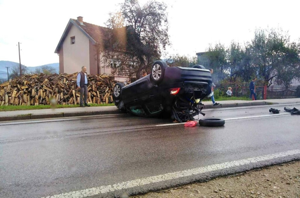 Automobil "citroen" beogradske registracije završio na krovu! (FOTO)