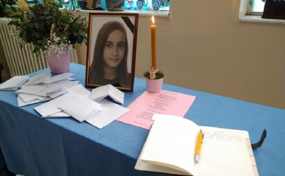 Drugarica se pesmom oprostila od devojčice koju je ubio drogirani Mujkić