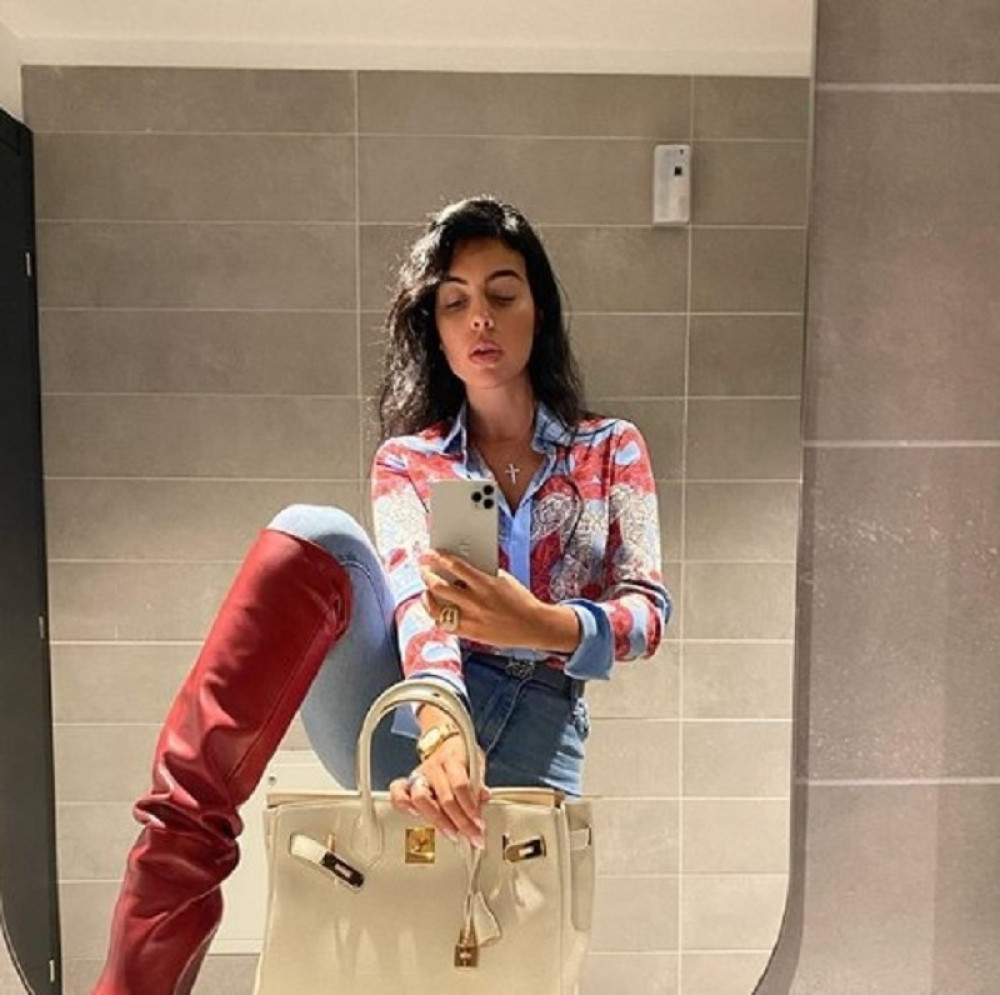 Georgina se šepuri u Ronaldovom skupocenom automobilu, muškarci nisu znali gde pre da gledaju! (FOTO)